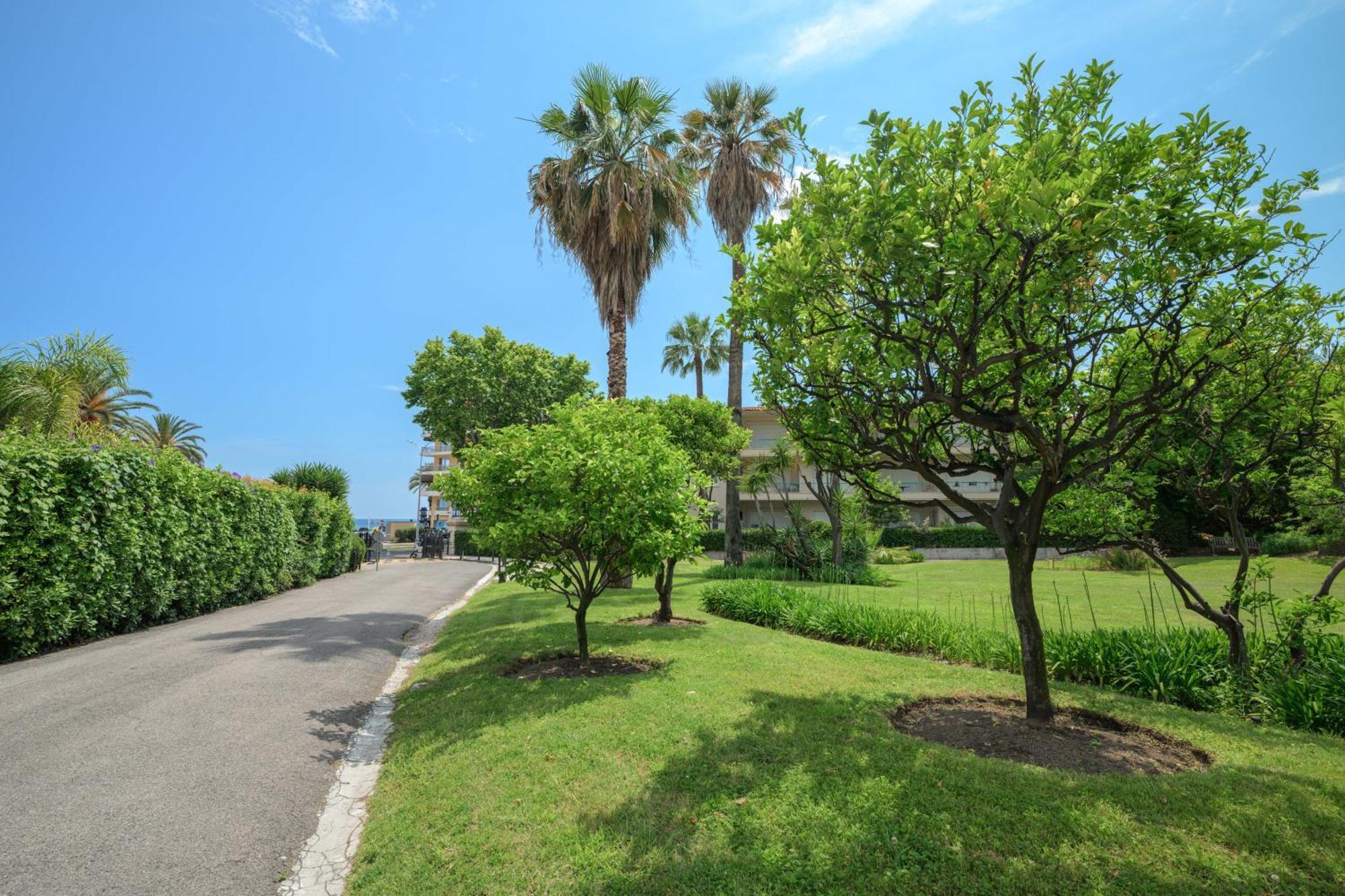 Ferienwohnung Le Coq Tersling - Residential Parking - Ac - Sea View Menton Exterior foto